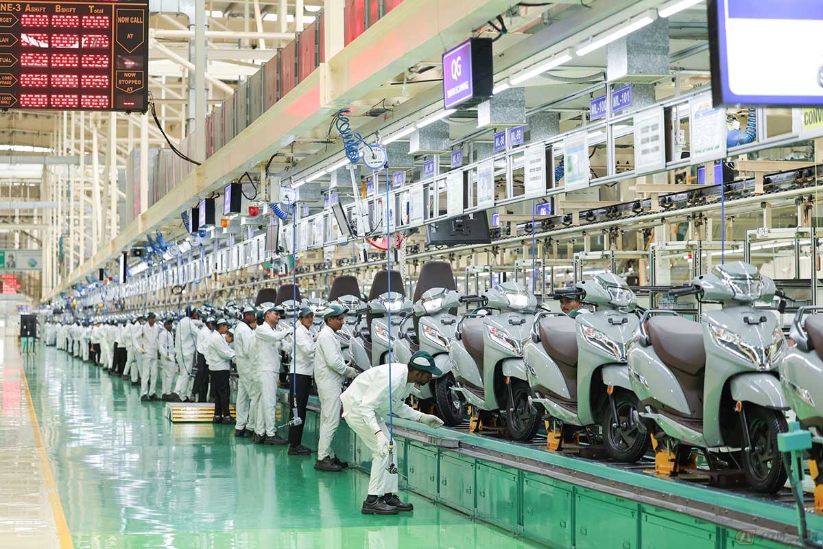 ホンダモーターサイクル＆スクーターインディアプライベート・リミテッド（グジャラート州アーメダバード地区）第4工場の「Activa（アクティバ）」組み立てラインでは、最新の生産システムが導入され、現地雇用の従業員たちが手際よく作業をこなしていた