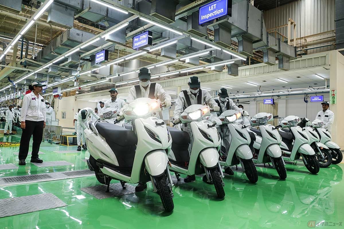 組み立てラインのゴール地点では、約20秒に1台の間隔で完成車が流れてくる