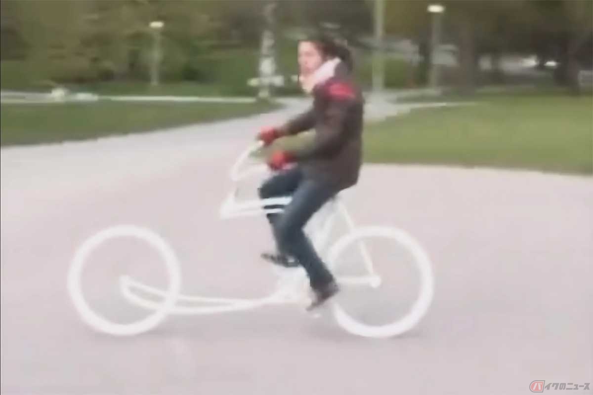フロントフォークが無いカスタム自転車がまるで芸術品のよう