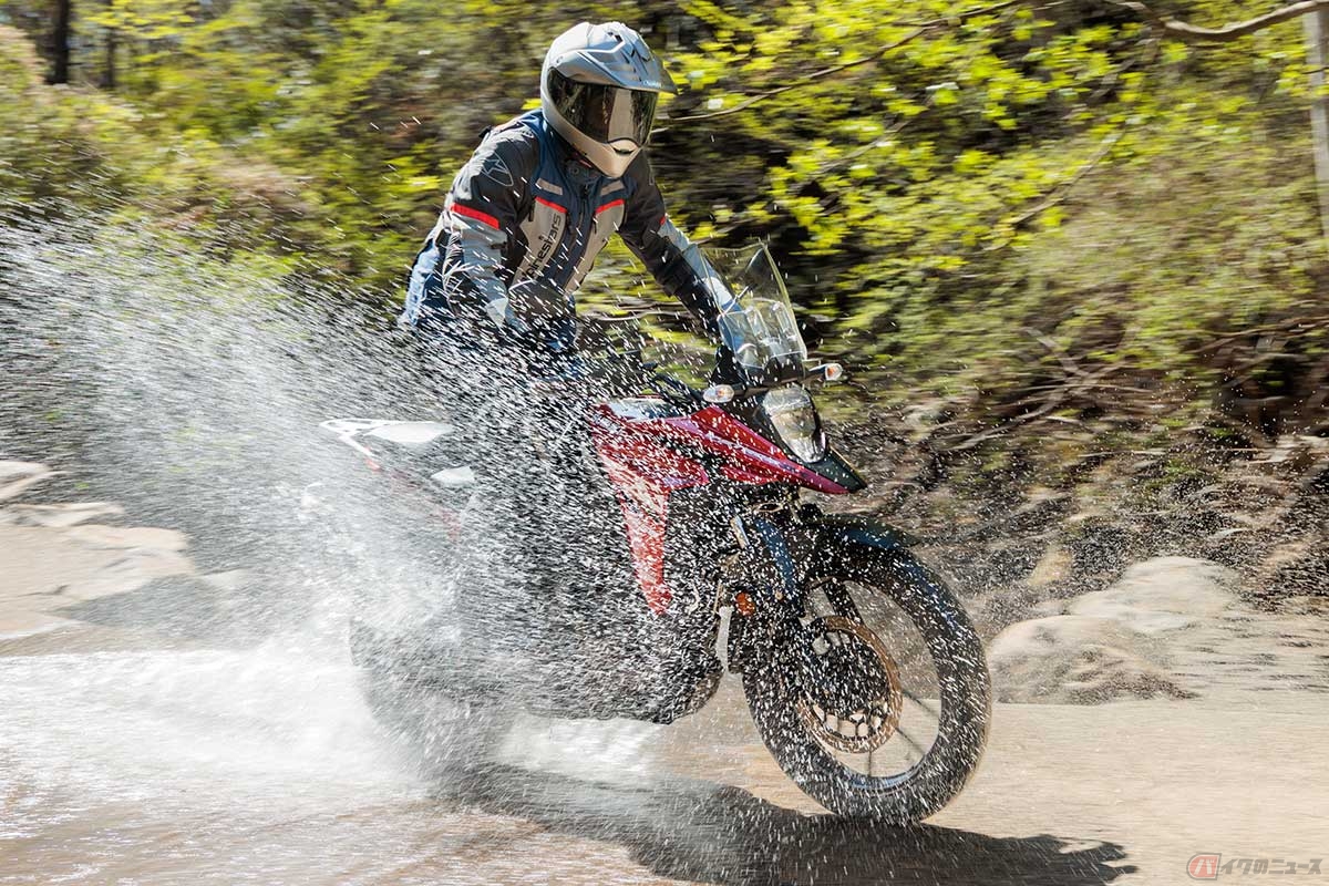 スズキ「V-STROM250SX」に試乗する筆者（中村友彦）。「V-Strom250」と同条件で比較して各車の魅力を考察する。もちろん未舗装路の林道も比較ステージのひとつ