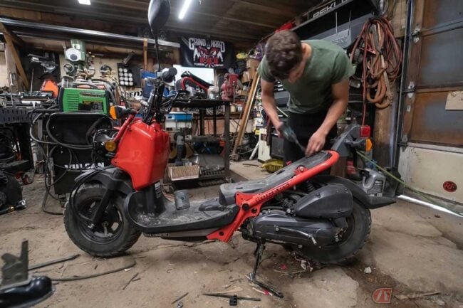 魔改造が過ぎる!? ホンダの50cc原付「ズーマー」に1000ccエンジンを