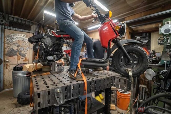 sting915 ホンダ ズーマーエンジン 魔改造が過ぎる!? ホンダの50cc原付「ズーマー」に1000ccエンジンを