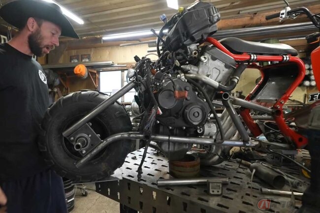 魔改造が過ぎる!? ホンダの50cc原付「ズーマー」に1000ccエンジンを