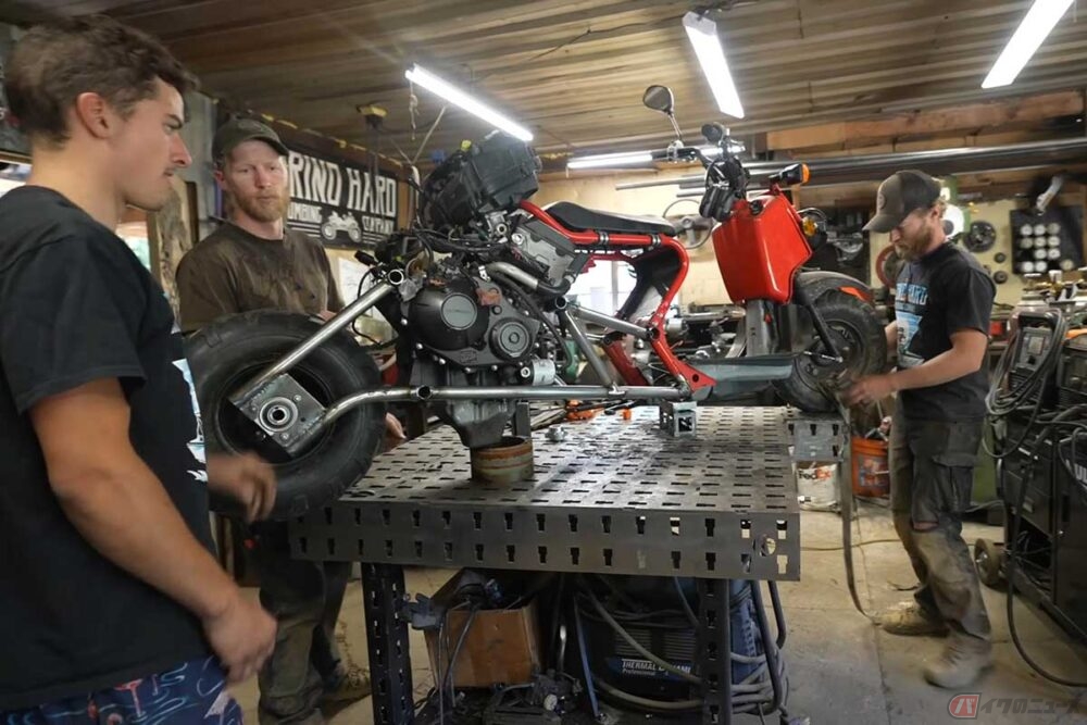魔改造が過ぎる!? ホンダの50cc原付「ズーマー」に1000ccエンジンを