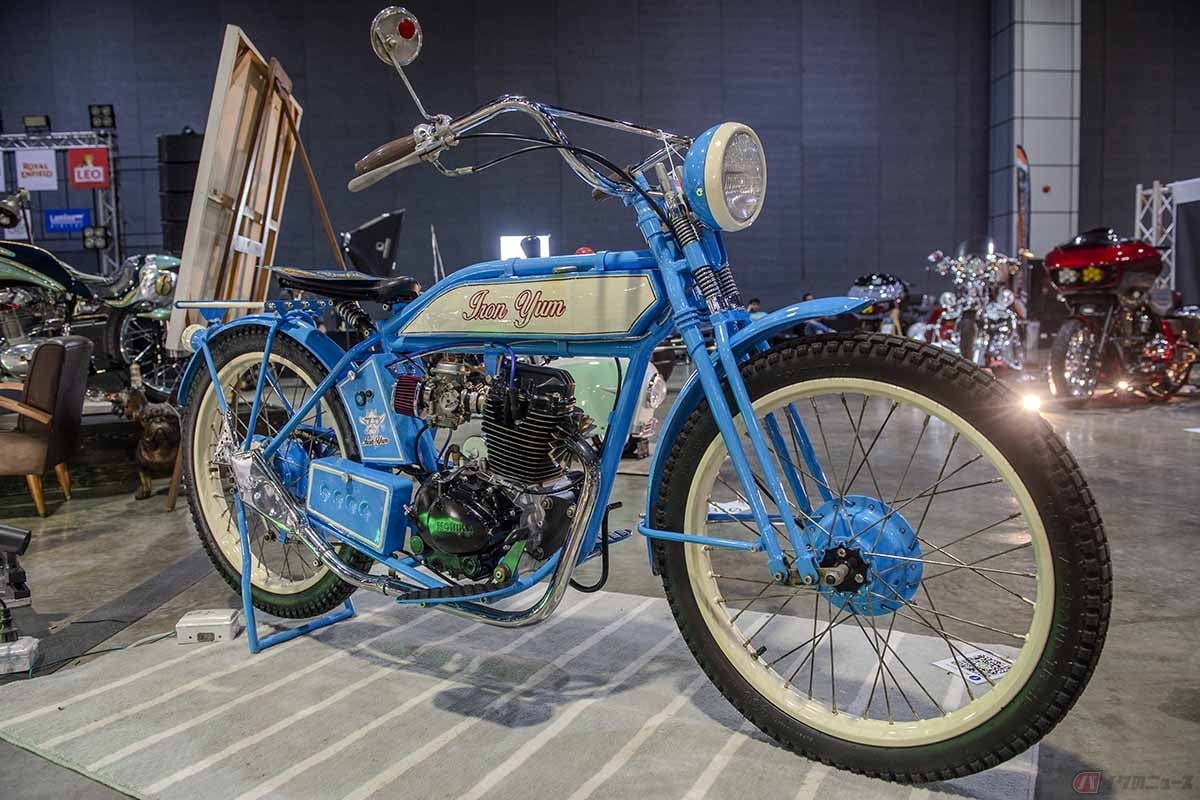バンコクホッドロッドに展示されたビーチクルーザー風のカスタムバイク。ほとんどのパーツが手作りで製作されています