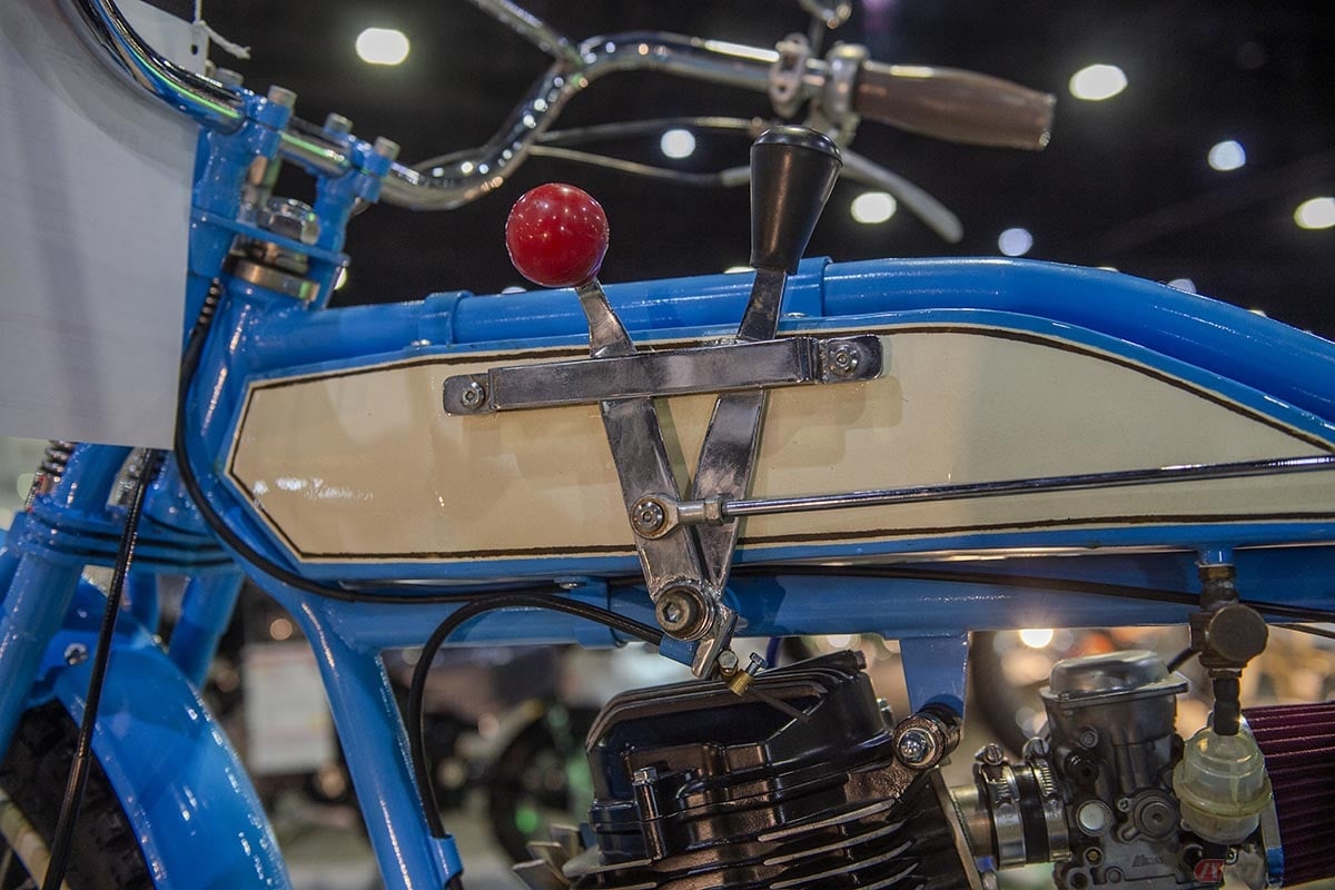 バンコクホッドロッドに展示されたビーチクルーザー風のカスタムバイク。タンク左サイドに黒と赤のレバーがあり、黒のレバーはクラッチで赤いレバーがシフトレバーとなっています