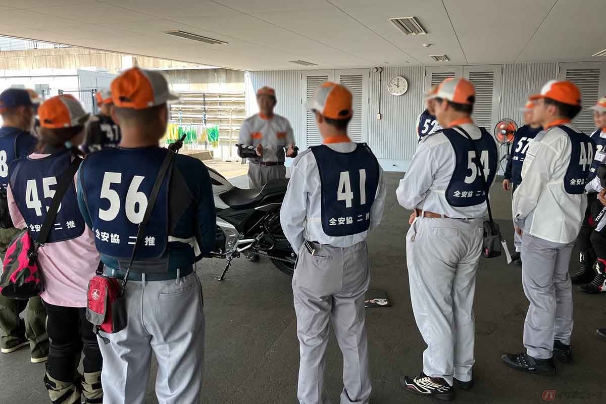 指導員経験3年以上で「特別指導員」になる条件を満たす。特別指導員が指導員の審査に携わる(提供=全日本交通安全協会)