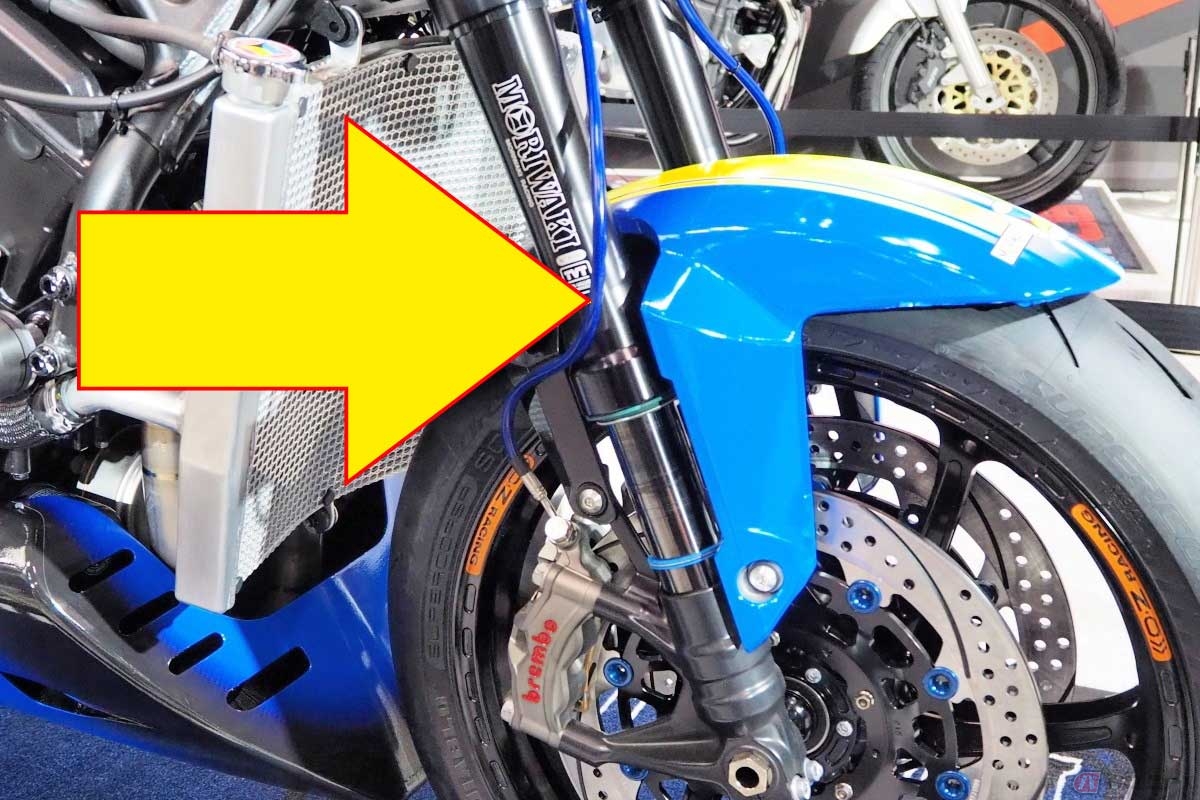 レーシングマシンやカスタムバイクが装着する「ステンレスメッシュホース」。画像はスイスのSPEED BRAKES社のステンレスメッシュホースで、ブルーのPCVコーテイングが施される