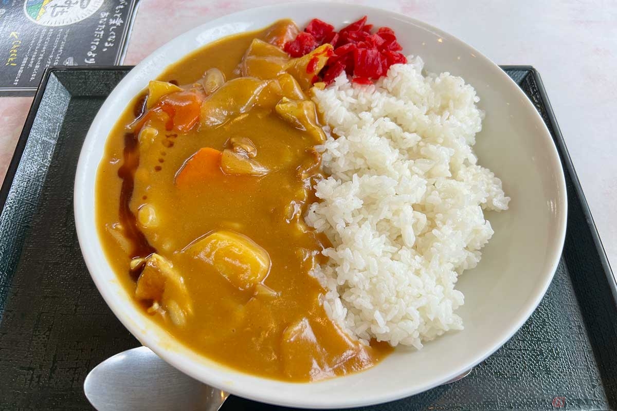 関越道「三芳PA」（下り）で見つけた「おふくろカレー」（790円）を実食。子供の頃に食べた懐かしい味を思い出す