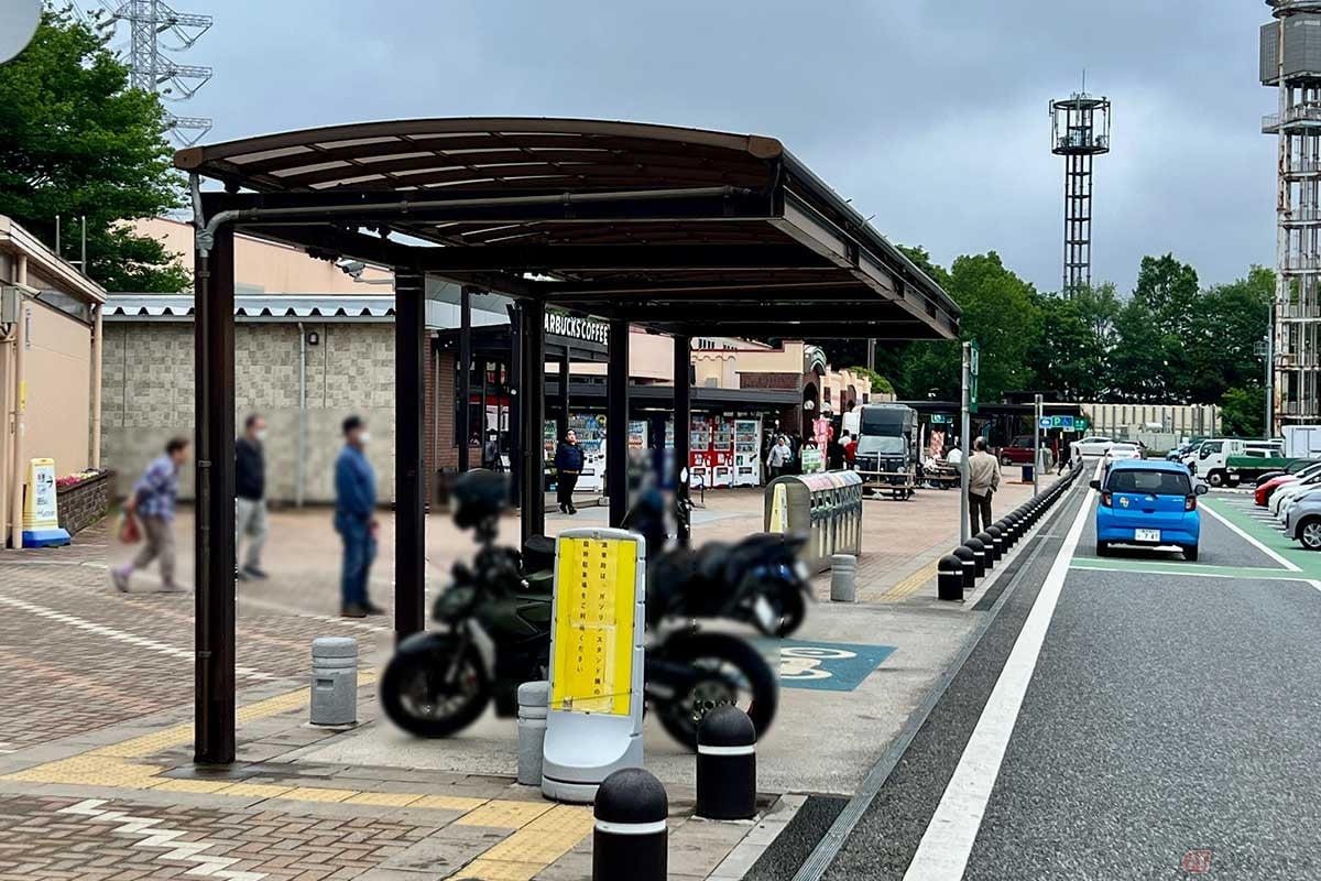 屋根が設置された2輪専用の駐車スペースもしっかり確保されている。トイレの目の前で便利