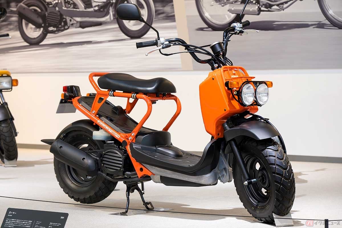 2001年に発売されたホンダの50cc原付ネイキッドスクーター「ZOOMER」は、太いタイヤにデュアルヘッドライトなどすべてが特徴的