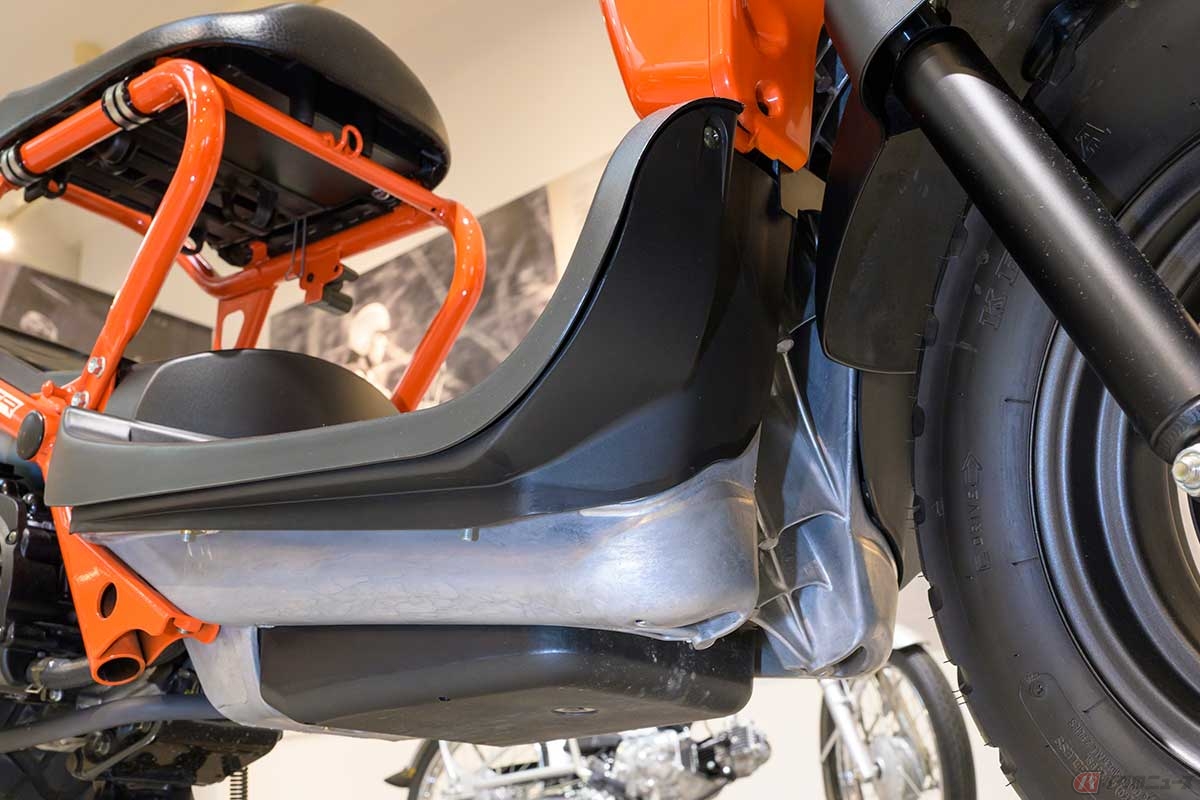 ヘッドパイプからエンジン手前までがモジュールアルミフレームで、そこから後半がスチールパイプフレームとなっている