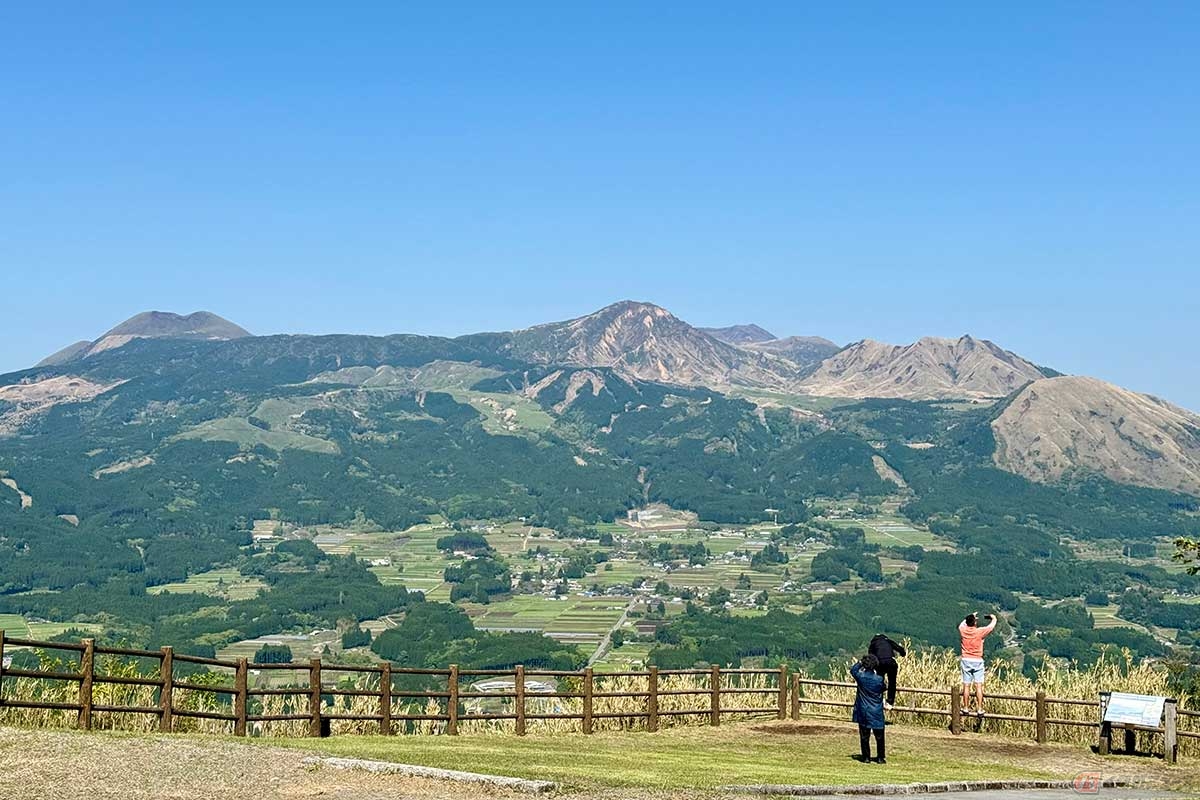俵山峠展望所からの眺め。阿蘇五岳が青空に映えてその存在感が際立ちます