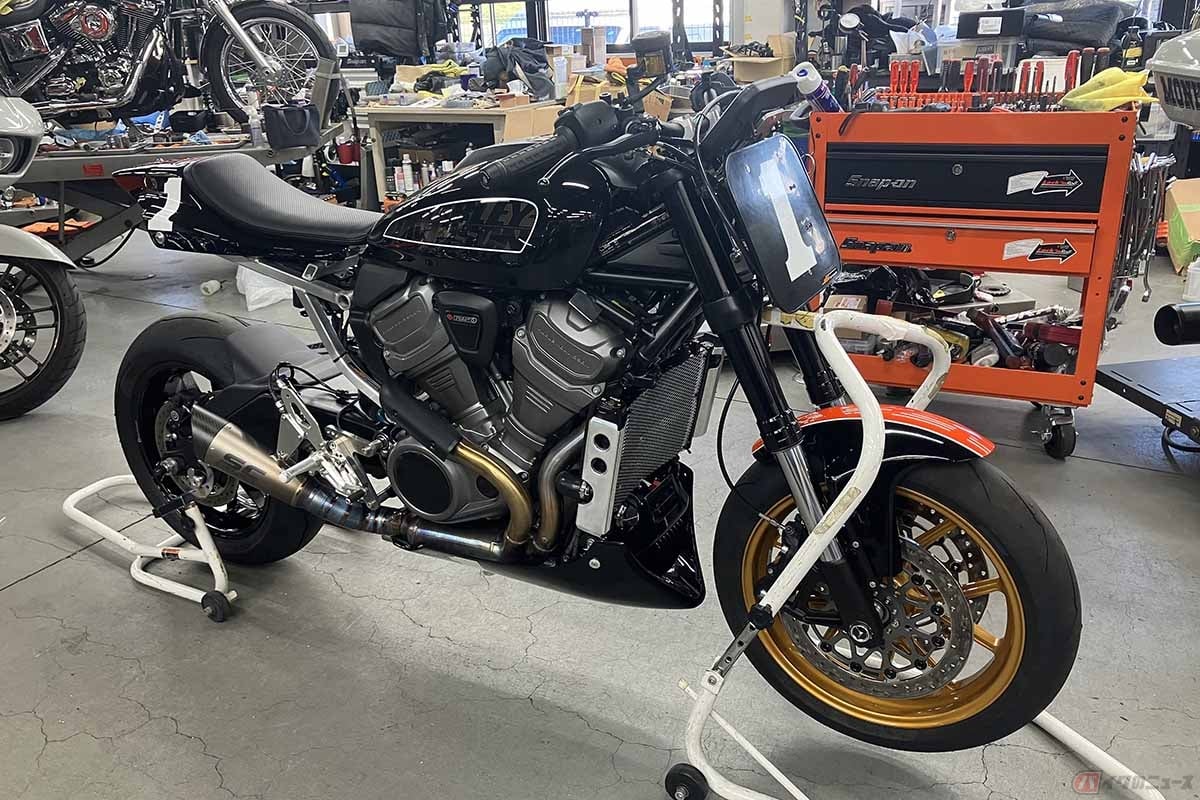 ハーレーダビッドソン博多が手掛けた「パンアメリカ」のロードレース用バイク。足回りや外装のほか、様々な箇所に手が加えられています
