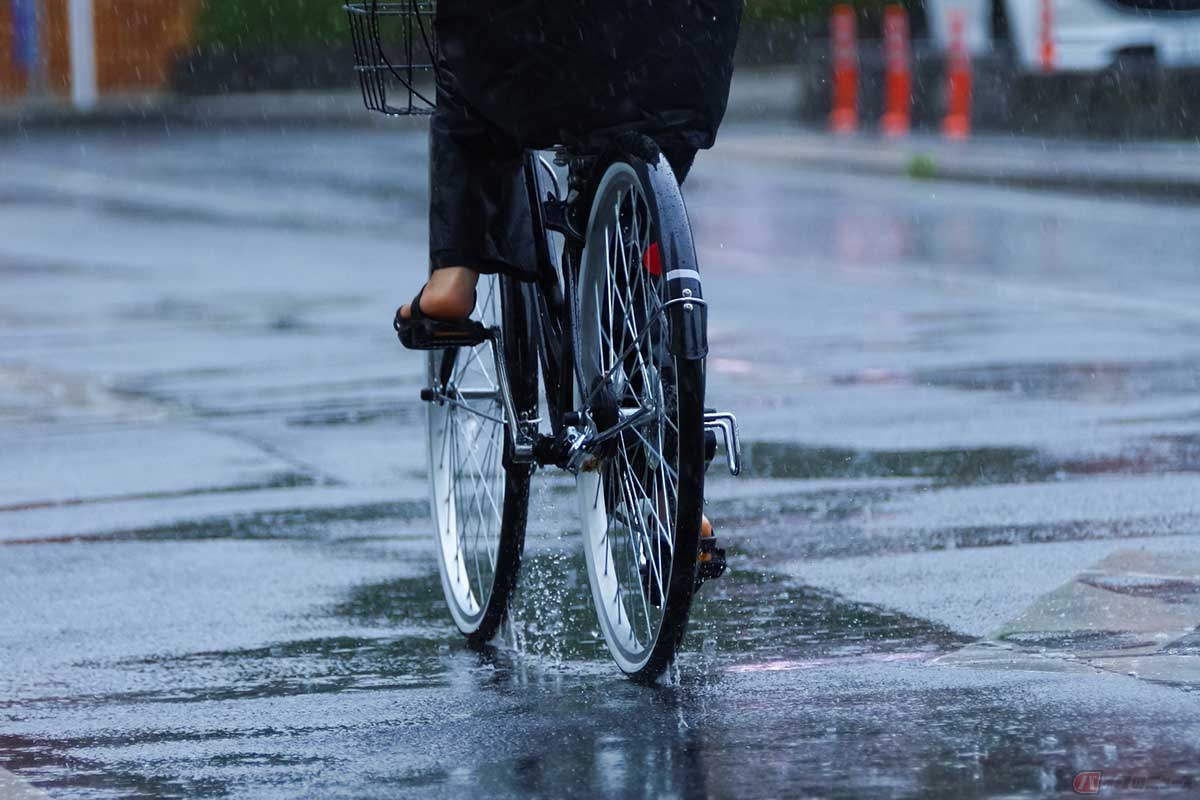 梅雨シーズン、雨に濡れた自転車はそのままにせず、掃除したうえで必要な箇所に注油しましょう