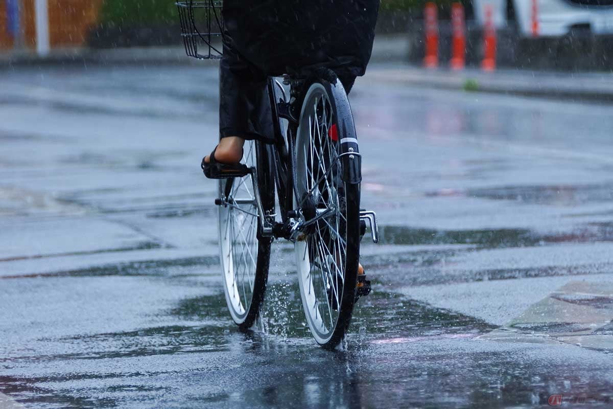 梅雨シーズン、雨に濡れた自転車はそのままにせず、掃除したうえで必要な箇所に注油しましょう