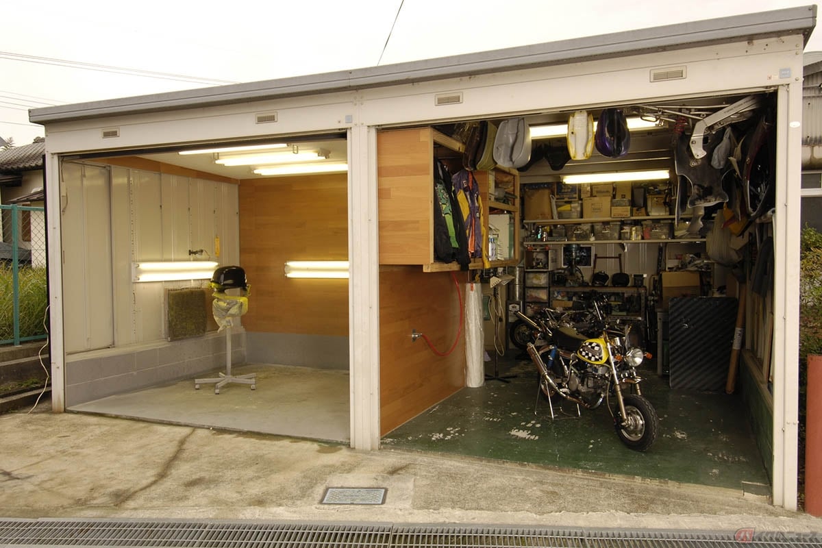 「人それぞれ・使い方もそれぞれ」の典型とも言える空間の利用方法です。ガレージオーナーそれぞれの考え方で、すべて異なる印象を受けます。バイクいじりも好き、それ以上に「ペイントに興味がある!!」となれば、市販ガレージをベースにこのような使い方も可能になります