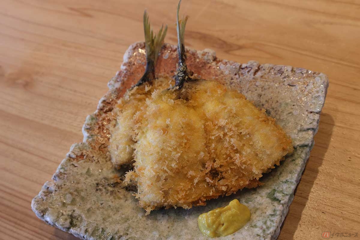 「海鮮　ひこのや」の「アジフライ」を単品でオーダー。いろいろな魚を食べて欲しいという気持ちもあって「フライ定食」にはあまり含まれないそう。こだわりのパン粉や油を使用していることもあって衣のサクサク感と身のふわっと感が素晴らしい