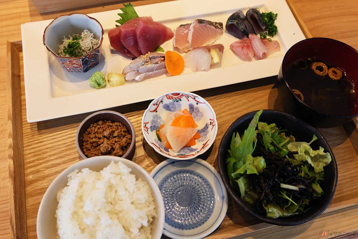 「海鮮　ひこのや」の「お刺身定食」の魚はその日の水揚げ次第。この日の刺身はマグロ、サワラ、タチウオなど6種だった
