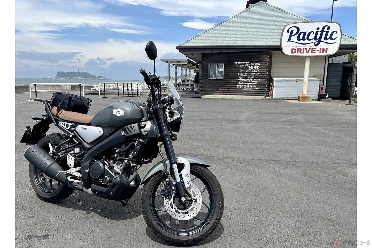 筆者（黒田悟志）の愛車、ヤマハ「XSR155」。今回は鎌倉七里ヶ浜にある「Pacific DRIVE-IN」(パシフィック ドライブイン)を目指しました