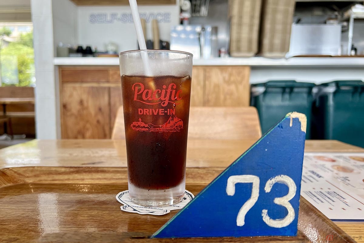 「Pacific DRIVE-IN」(パシフィック ドライブイン)でいただいたアイスコーヒー。南青山のコーヒーロースターでブレンドされた程よく甘さと酸を感じる爽やかな味わいでした