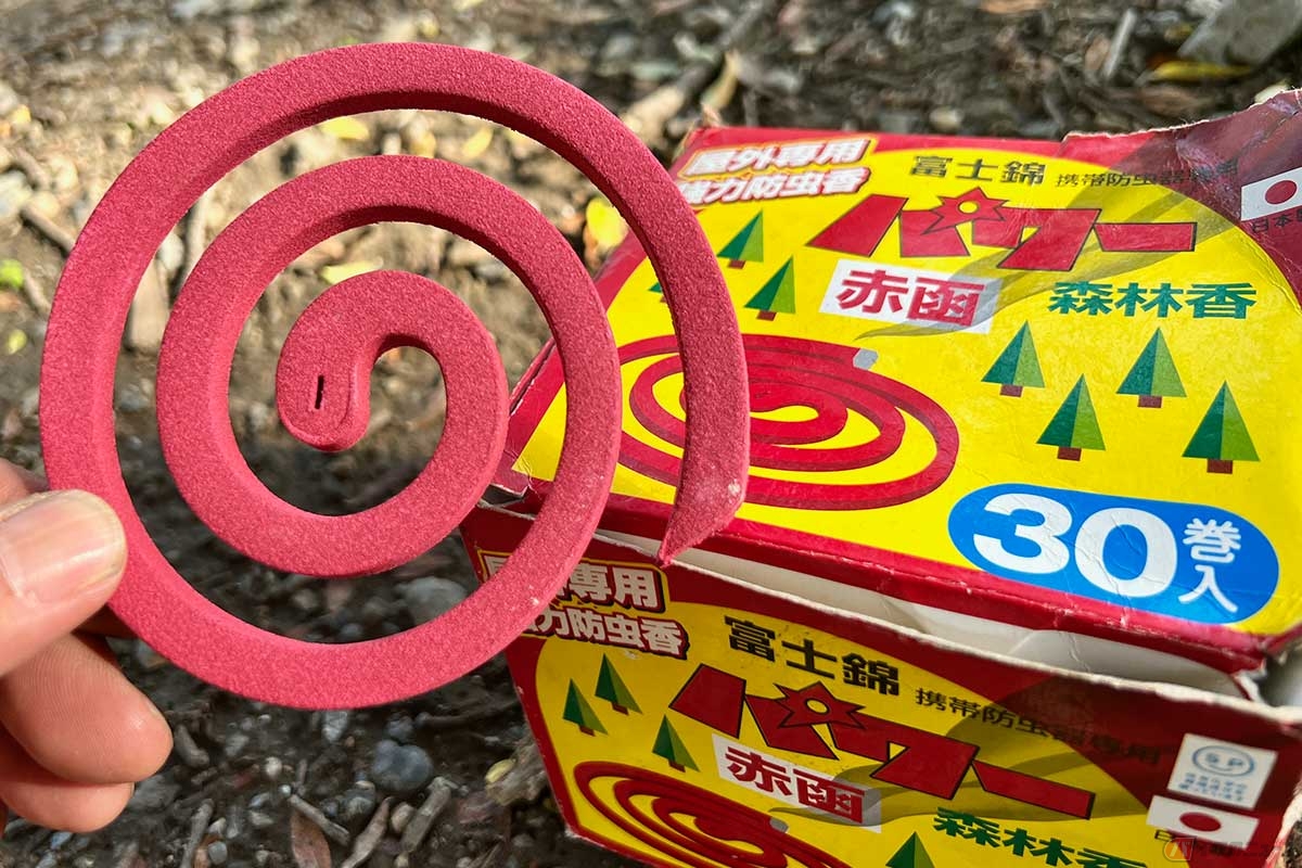 富士錦の「パワー森林香 赤函」は、メトフルトリンという主要成分の効果で、ユスリカやアブなどを忌避する効果がある