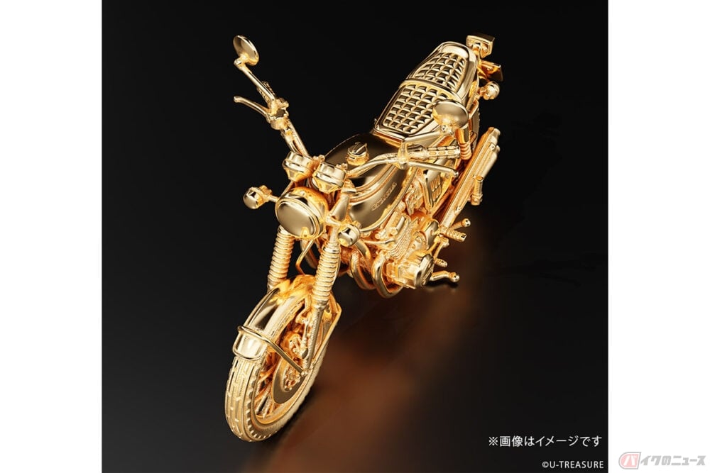 実車の当時価格（38万5000円）より高級なゴールドのホンダ「CB750 FOUR