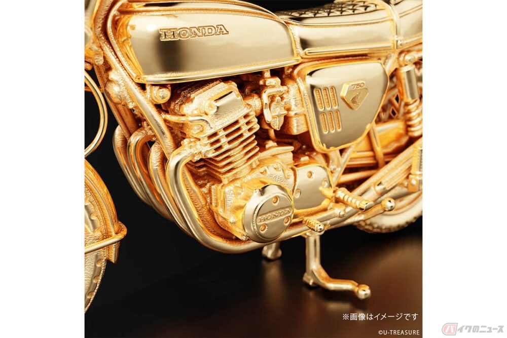 実車の当時価格（38万5000円）より高級なゴールドのホンダ「CB750 FOUR