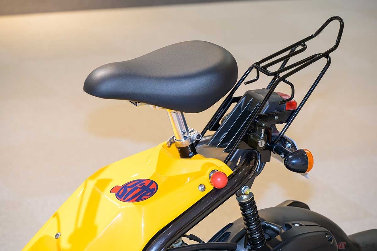 自転車のサドルようなシートは、赤い球を抜き差しする操作で簡単に7段階に高さ調整が可能