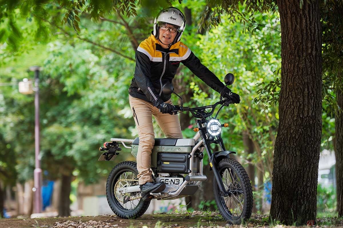 ダートフリークが開発した電動トレールバイク「GE-N3」(通称ゲンさん)に乗る筆者(近藤スパ太郎)。アルミフレームが露出した水平垂直基調の優しさを感じるデザインは、2024年のGOOD DESIGIN AWARDを受賞しています