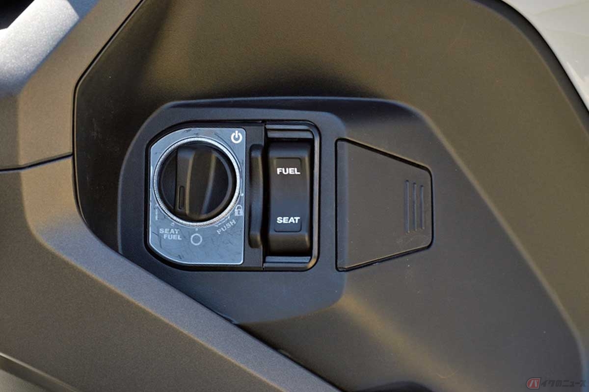 スマートキーシステムのメインスイッチおよびフューエルリッド＆シートの解錠スイッチ。画像はホンダ「ADV160」