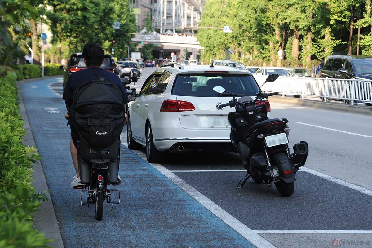 東京ビッグサイト近くの都道で整備されている、自転車と駐車車両を分離した都道。自転車レーンの右側に時間制限駐車区間がある（写真／中島みなみ）