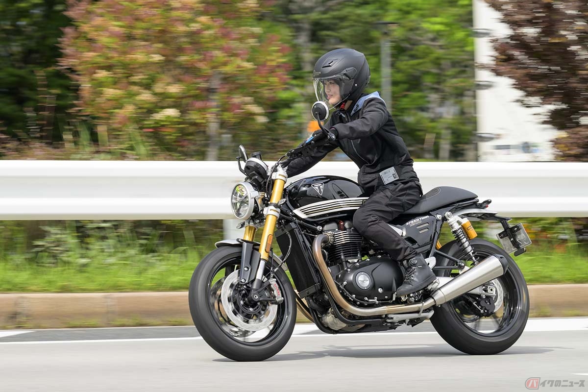 高排気量ならではの重みがコーナリングもじっくり後押ししてくれる