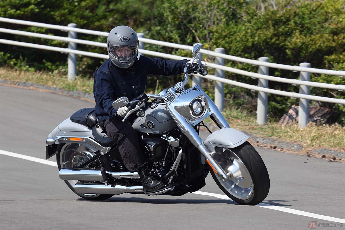 コーナリングエンハンスト アンチロックブレーキシステム（C-ABS）とコーナリング強化トラクションコントロールシステム（C-TCS）搭載。どちらもABSの一種で、コーナリング中の加速時にリアホイールの過度な回転を防いでスリップを防いでくれる