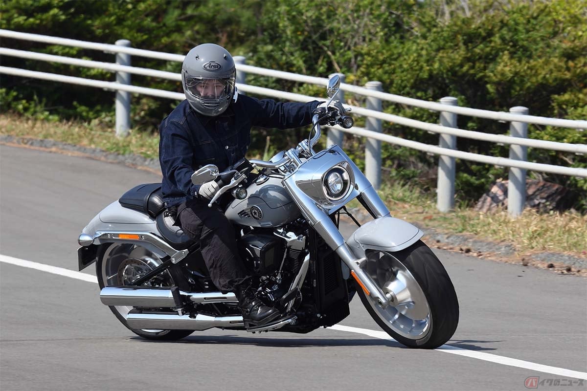 コーナリングエンハンスト アンチロックブレーキシステム(C-ABS)とコーナリング強化トラクションコントロールシステム(C-TCS)搭載。どちらもABSの一種で、コーナリング中の加速時にリアホイールの過度な回転を防いでスリップを防いでくれる