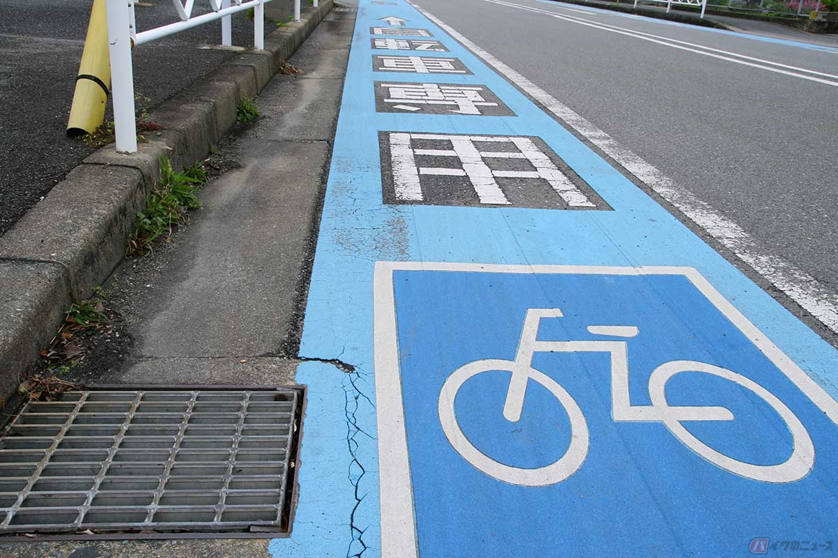 「自転車道」と「自転車専用通行帯」は、いずれも原則として自転車以外の車両の通行が禁止されている