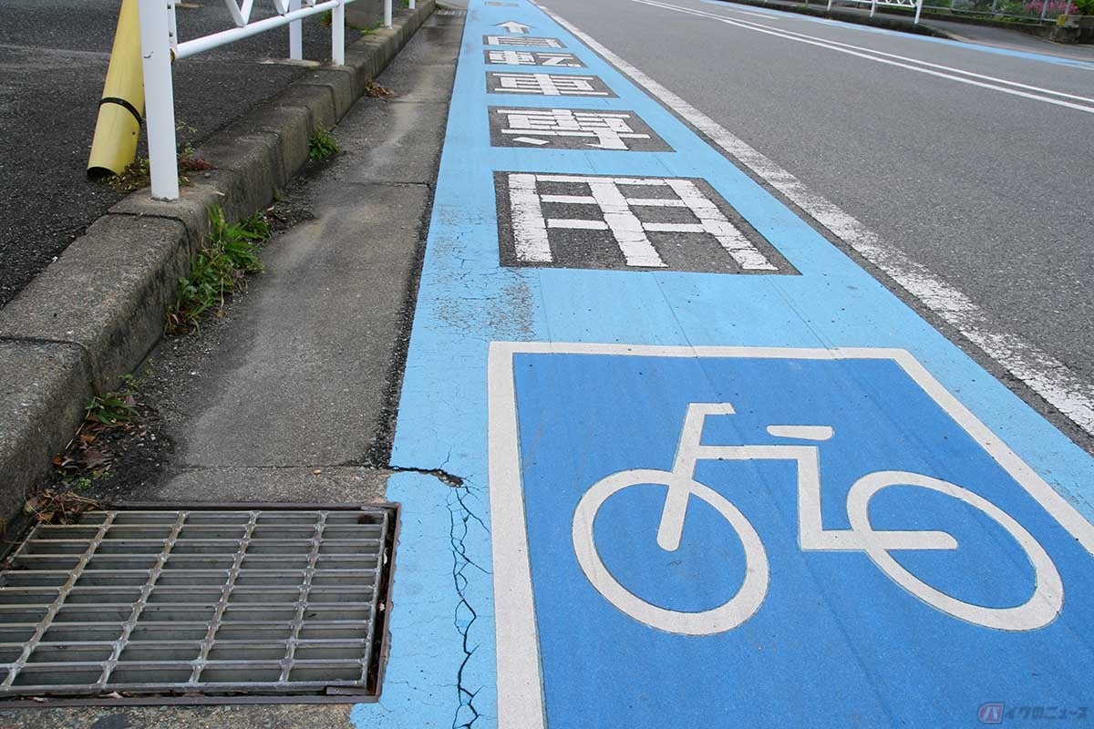 「自転車道」と「自転車専用通行帯」は、いずれも原則として自転車以外の車両の通行が禁止されている