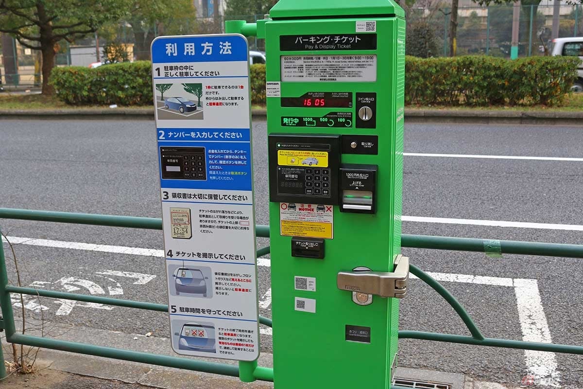 バイクでもパーキングメーターやパーキングチケットが設置されている駐車枠を利用することは可能