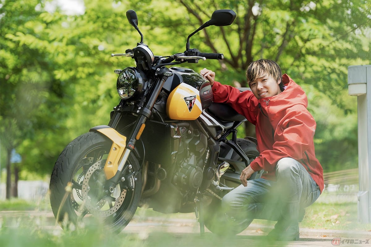 トライアンフ「トライデント660」とレーシングライダーの石塚健選手