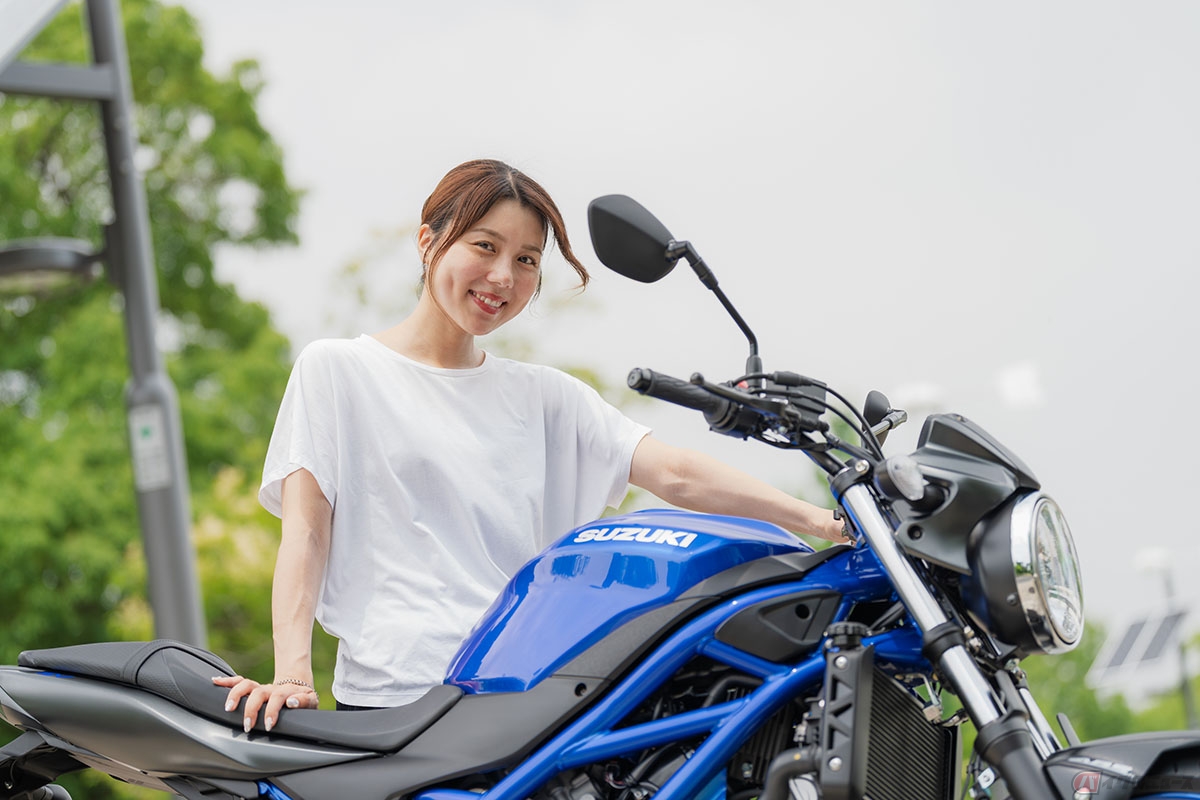 スズキ「SV650」とバイク好き女優の小野木里奈さん