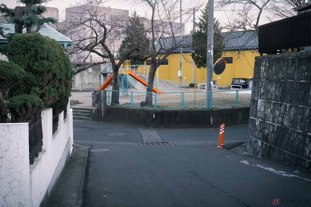 見通しの悪い交差点では、さまざまな方向からの危険が潜んでおり、ライダーは常に最悪の状況を想定した走行が必要となる