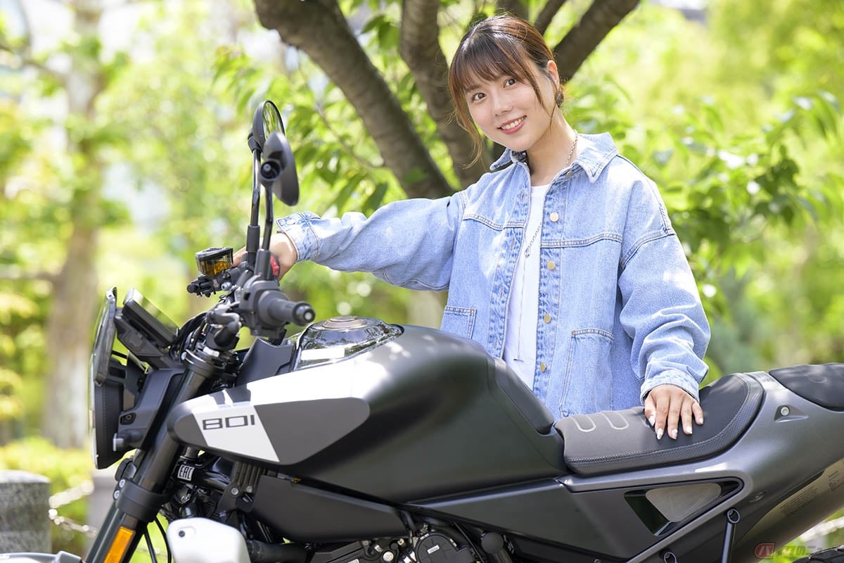 ハスクバーナ「Svartpilen(スヴァルトピレン)801」とバイク好き女優の小野木里奈さん
