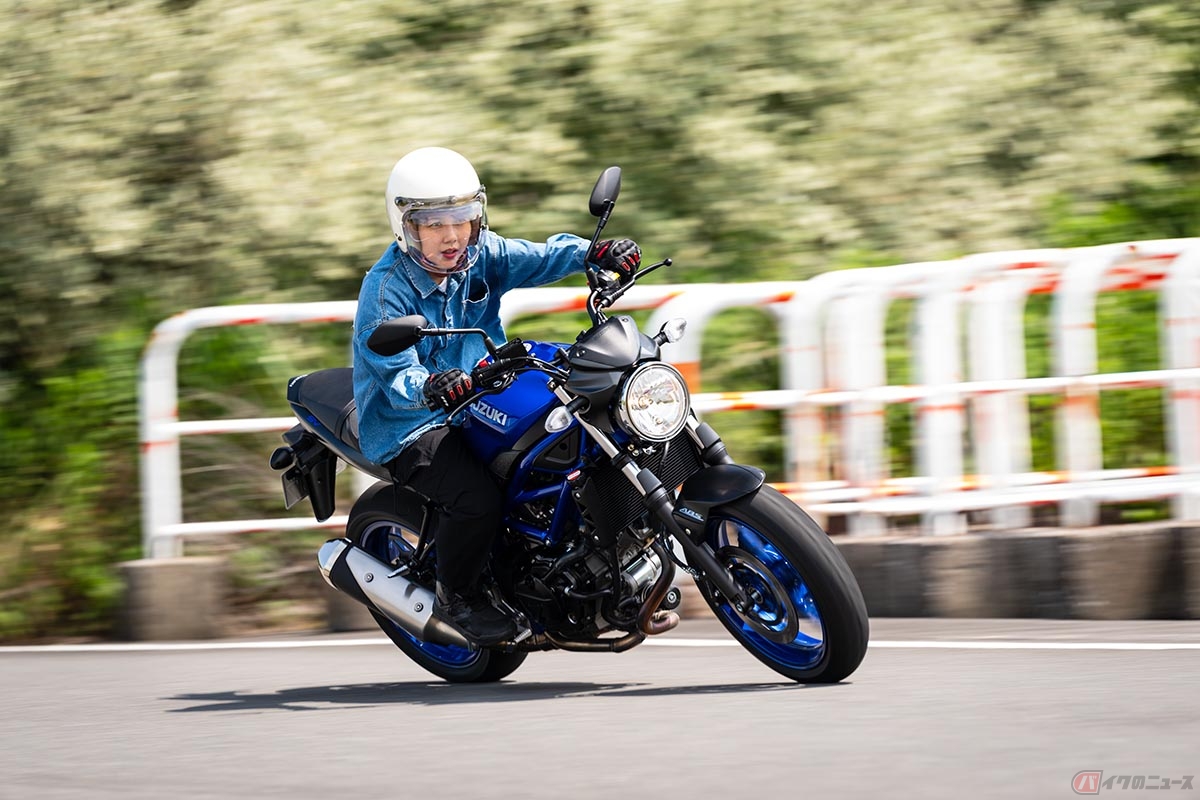 スズキ「SV650」の走りを楽しむバイク好き女優の小野木里奈さん