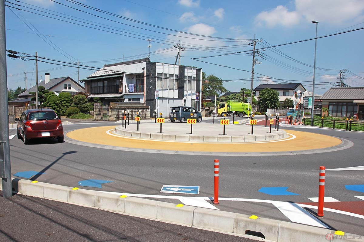 環状交差点を走行する際にまず押さえておくべきポイントは、すべての車両が時計回りで通行するという点