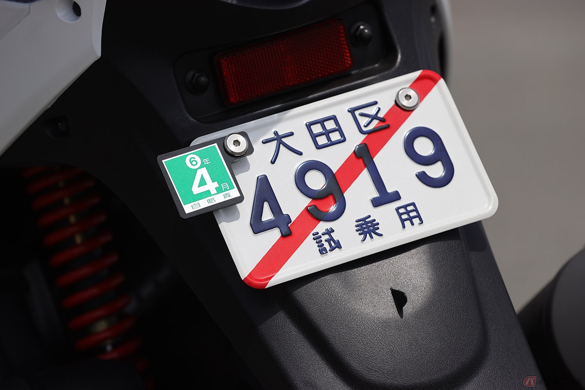 車検が切れたバイクで公道を走るには、車検場までバイクを走らせるために「仮ナンバー」を取得する手続きが必要となる