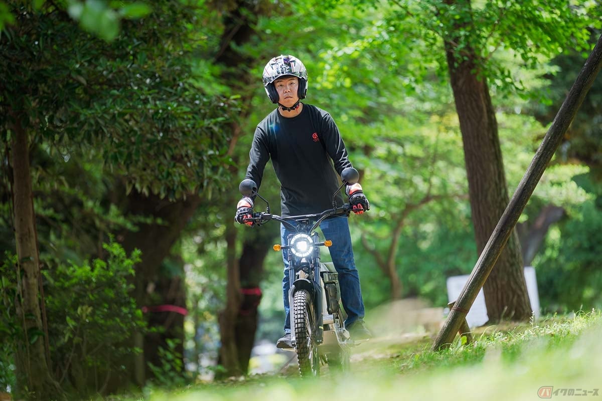 DIRTFREAK「GE-N3」でのオフロード走行を楽しむ大久保光選手