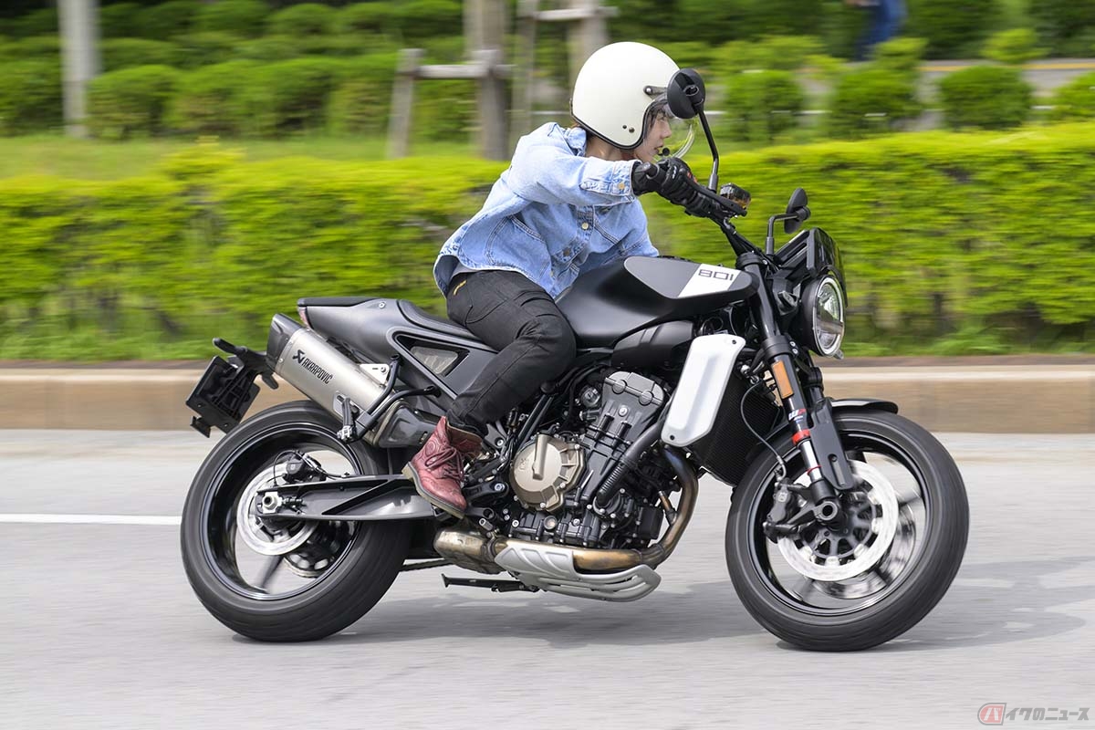 ハスクバーナ「Svartpilen（スヴァルトピレン）801」の走りを楽しむバイク好き女優の小野木里奈さん