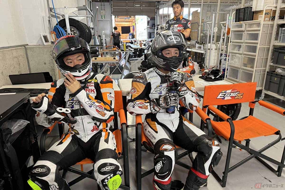 ピットで走行順を待つ大久保光選手と渡辺一樹選手