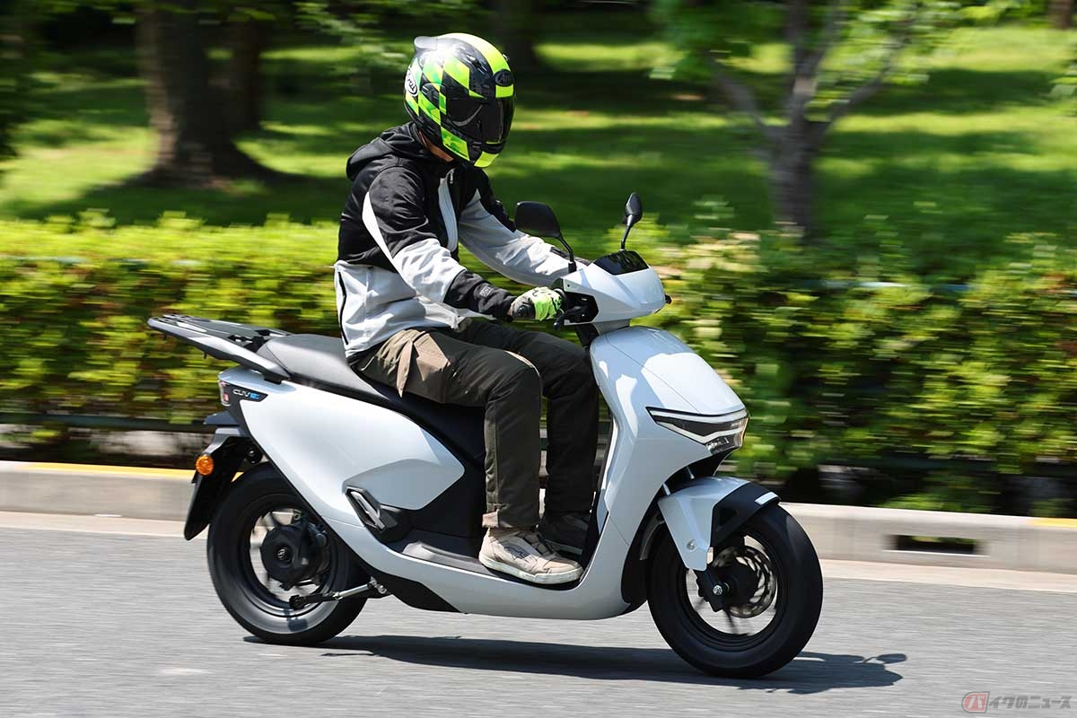 ホンダの新型電動スクーター「CUV e：」（原付2種）に試乗する筆者（青木タカオ）