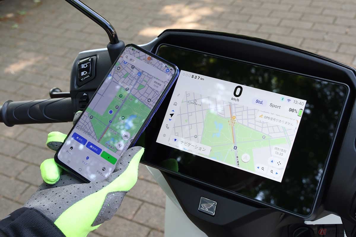 ホンダ独自のコネクテッド機能「Honda RoadSync Duo」によってスマホと車体を連携。スマホ画面は7.0インチTFTフルカラー液晶パネルとリンクし、ハンドル左の上下スイッチと4方向+プッシュボタンで様々な機能を操作可能